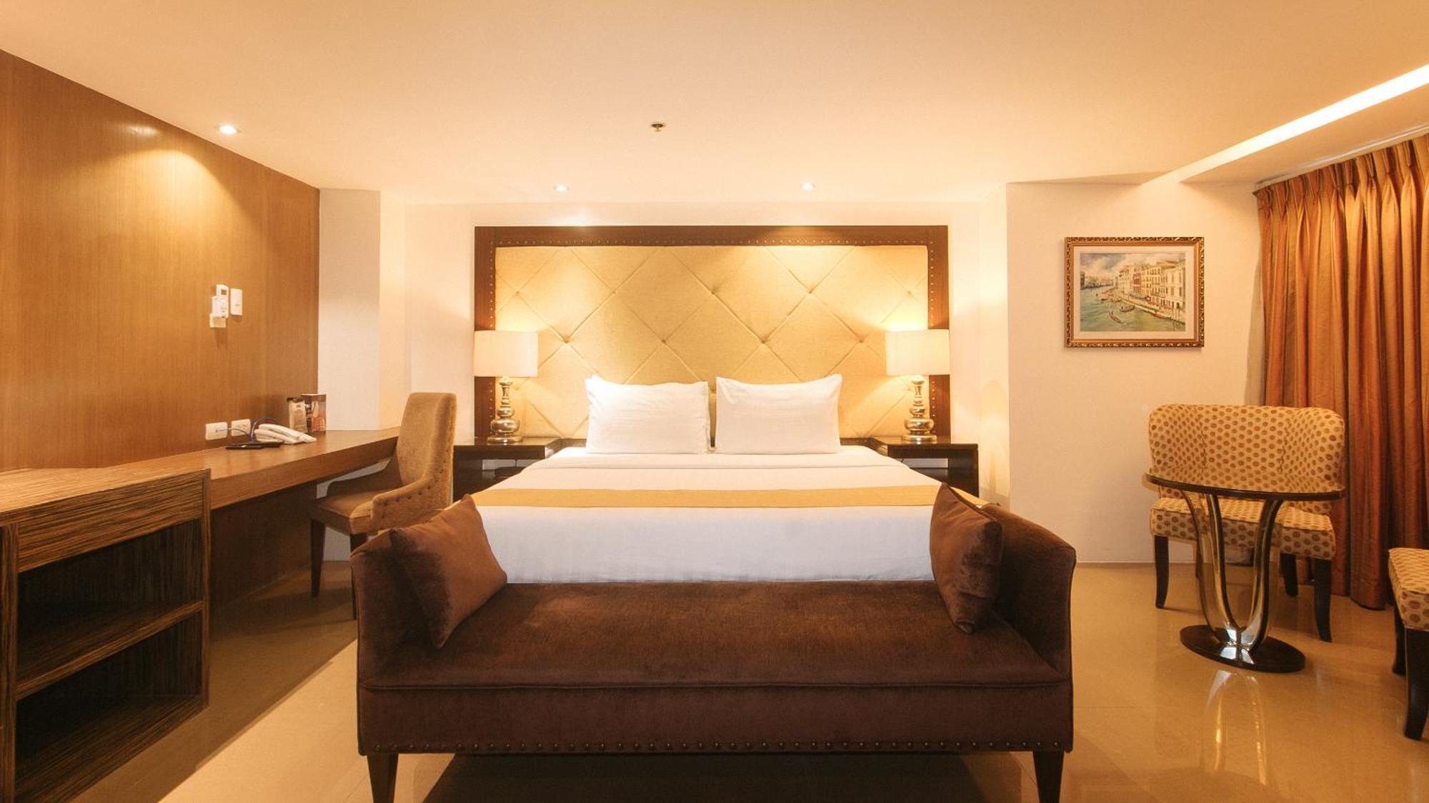 Torre Venezia Hotel Quezon City Esterno foto
