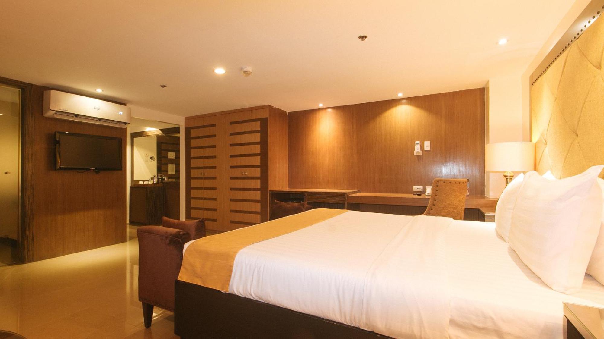 Torre Venezia Hotel Quezon City Esterno foto