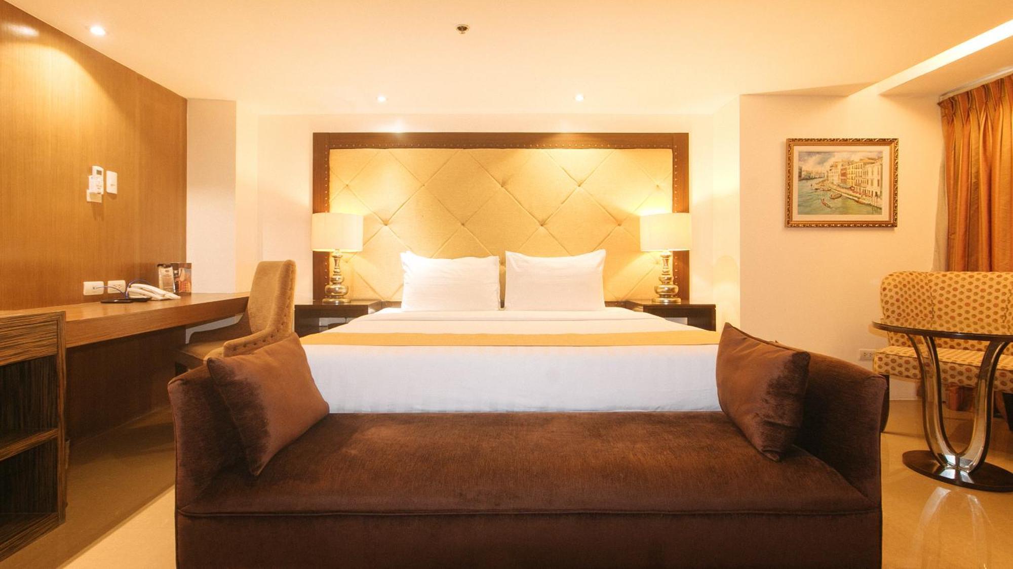 Torre Venezia Hotel Quezon City Esterno foto