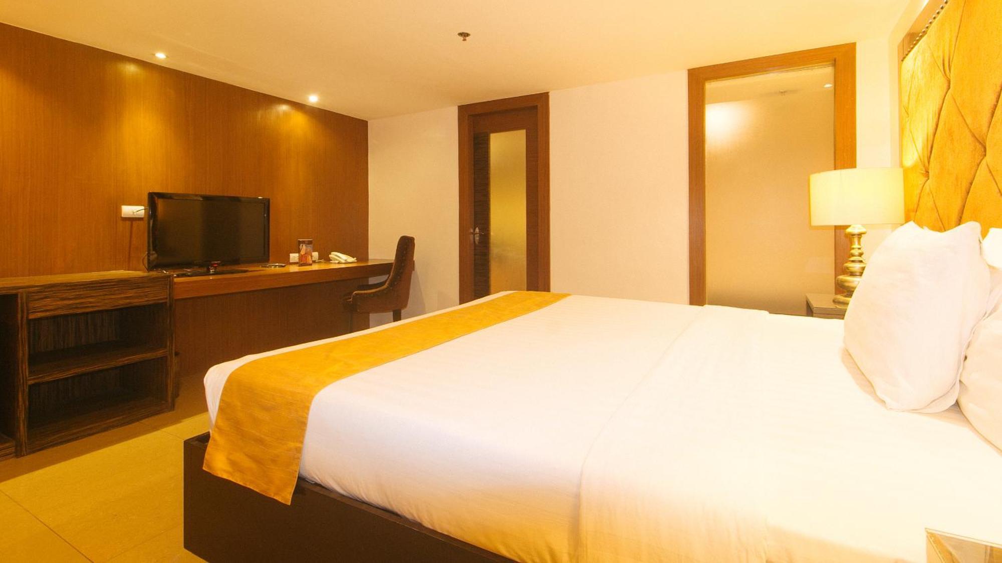 Torre Venezia Hotel Quezon City Esterno foto