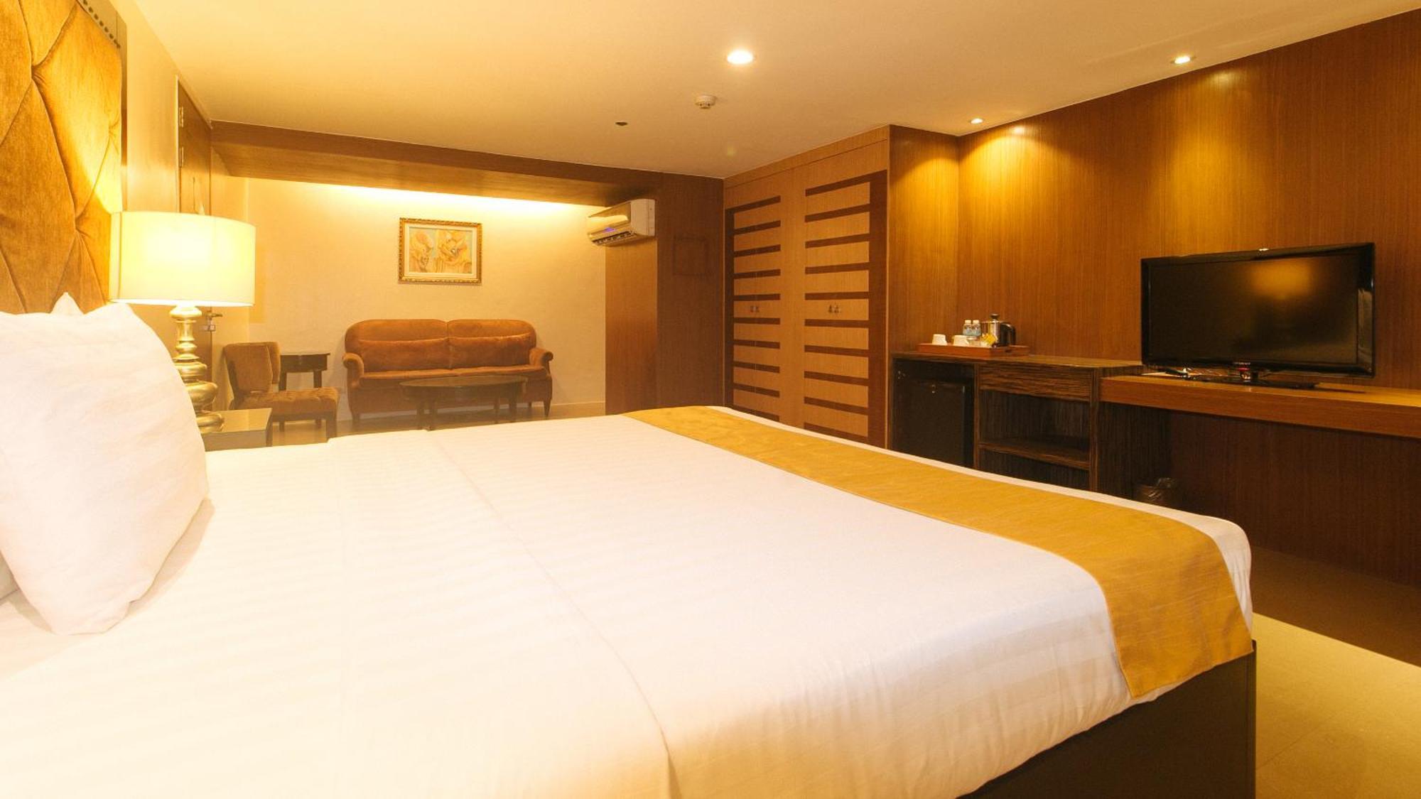 Torre Venezia Hotel Quezon City Esterno foto