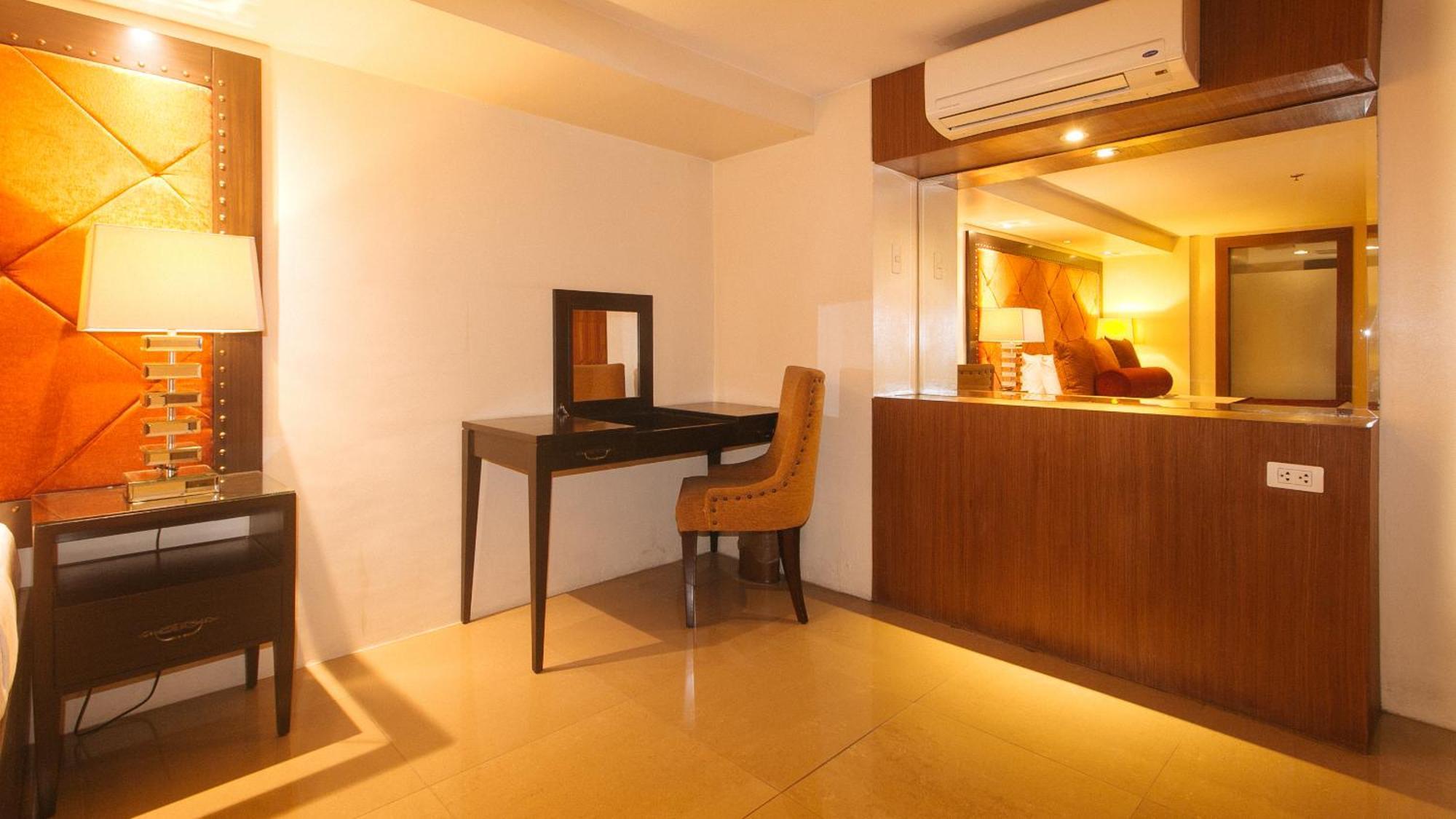 Torre Venezia Hotel Quezon City Esterno foto
