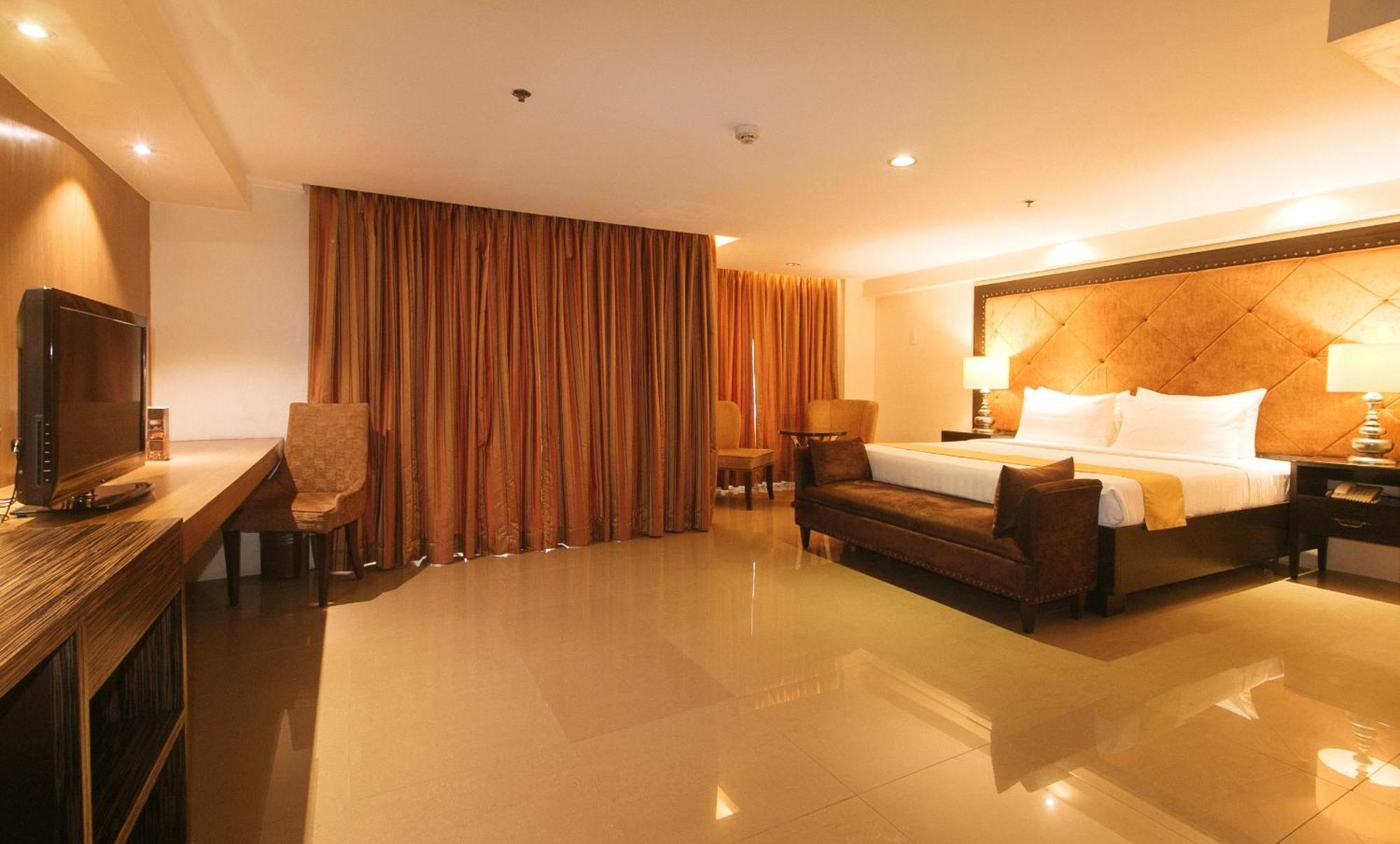 Torre Venezia Hotel Quezon City Esterno foto
