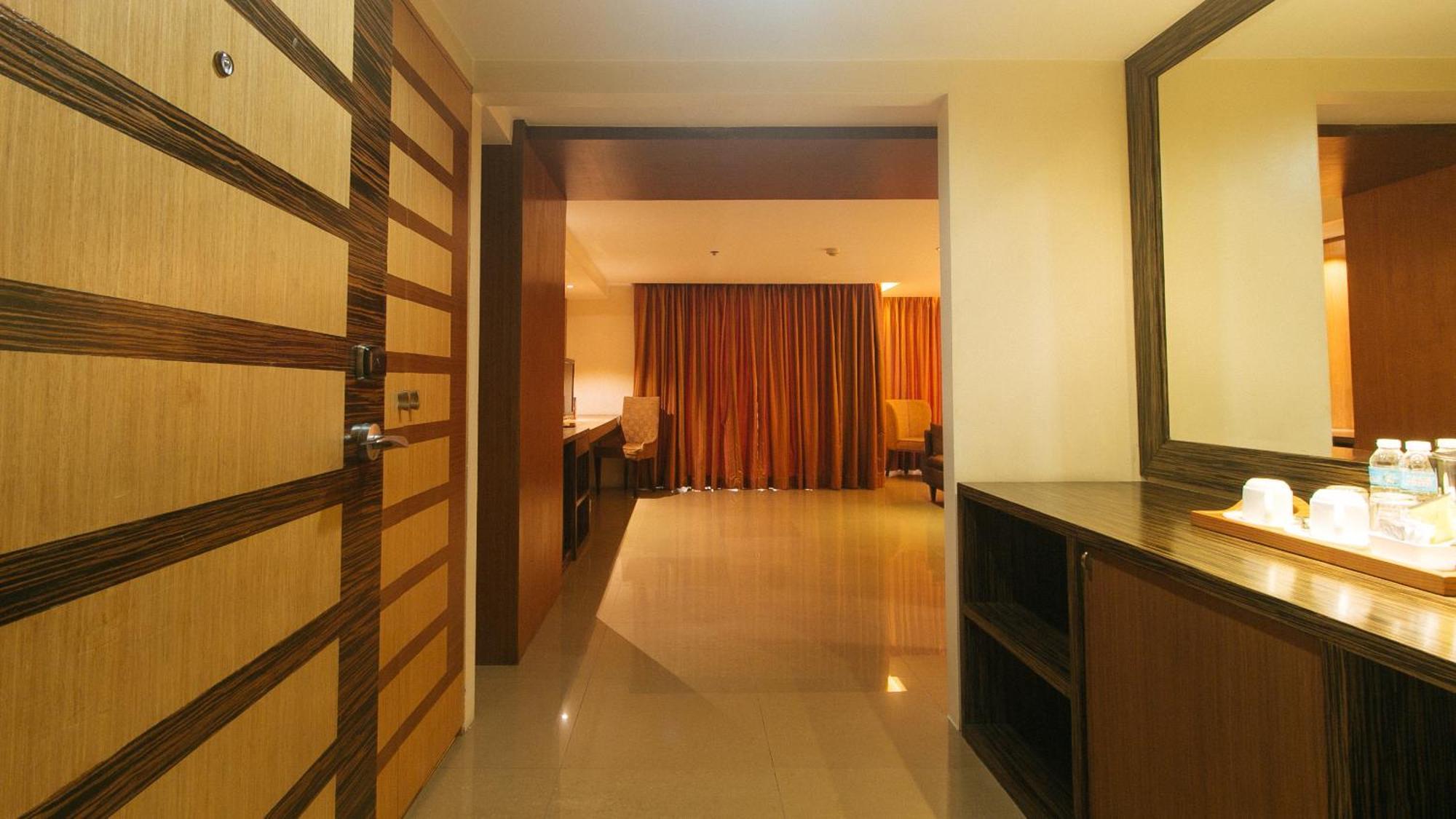 Torre Venezia Hotel Quezon City Esterno foto