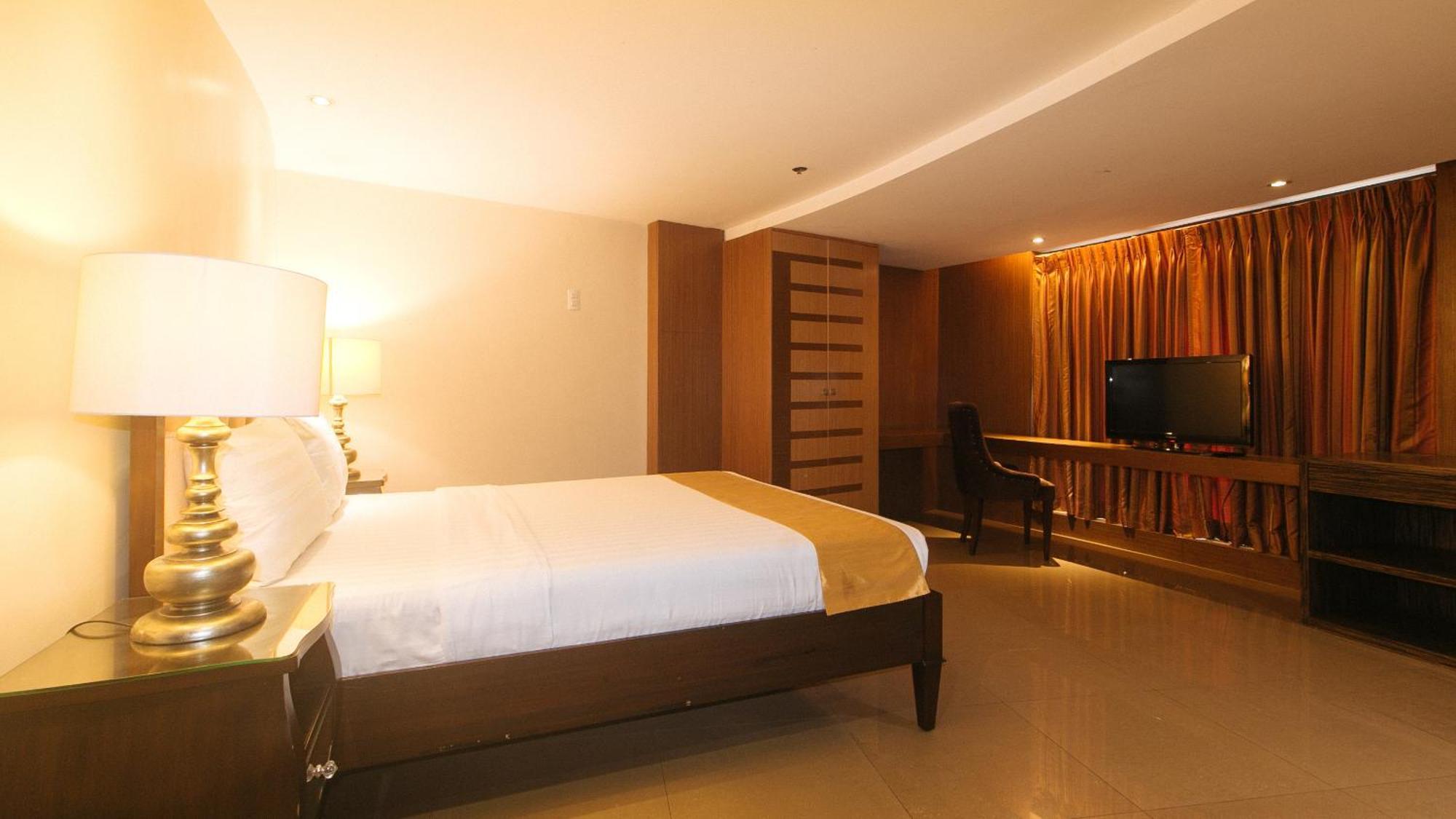 Torre Venezia Hotel Quezon City Esterno foto