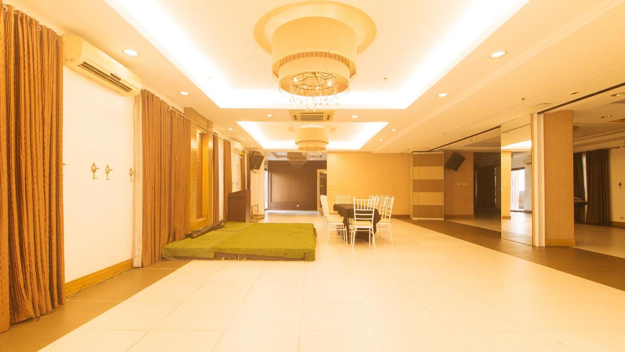 Torre Venezia Hotel Quezon City Esterno foto