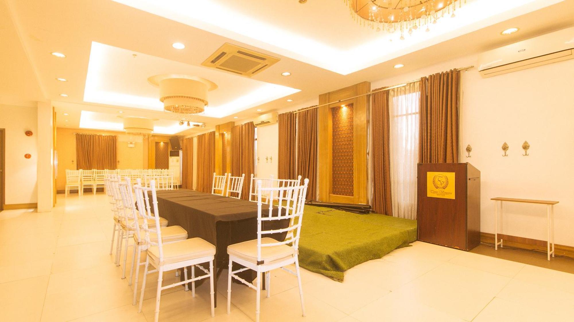 Torre Venezia Hotel Quezon City Esterno foto